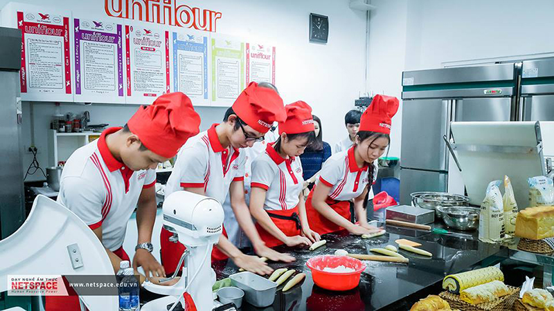 Học viên khám phá quy trình sản xuất bột làm bánh hiện đại tại nhà máy UniFlour