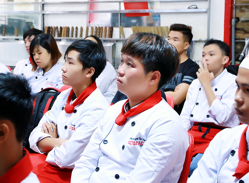 Học viên Bếp, Pha chế học nghề Quản lý Nhà hàng để khởi nghiệp kinh doanh