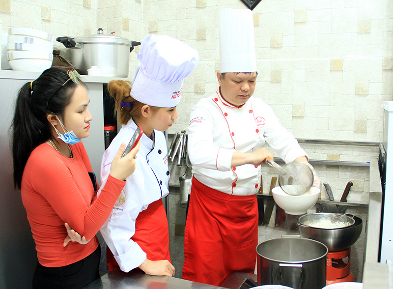 Chị Dung học món ăn Việt để mở Nhà hàng tại Tiệp Khắc