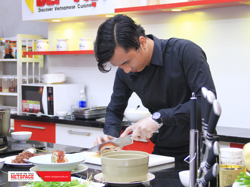 Top Chef Võ Hoàng Nhân: “Muốn thành đầu bếp giỏi, bạn phải chấp nhận tủi cực”