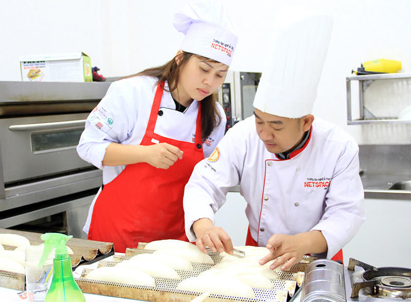 Chị Mai học Bánh mì Việt để kinh doanh tại Nhật Bản