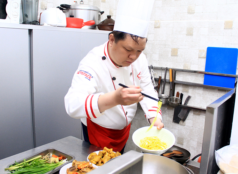 Chị Hương học nấu mì Quảng để mở quán tại Quy Nhơn