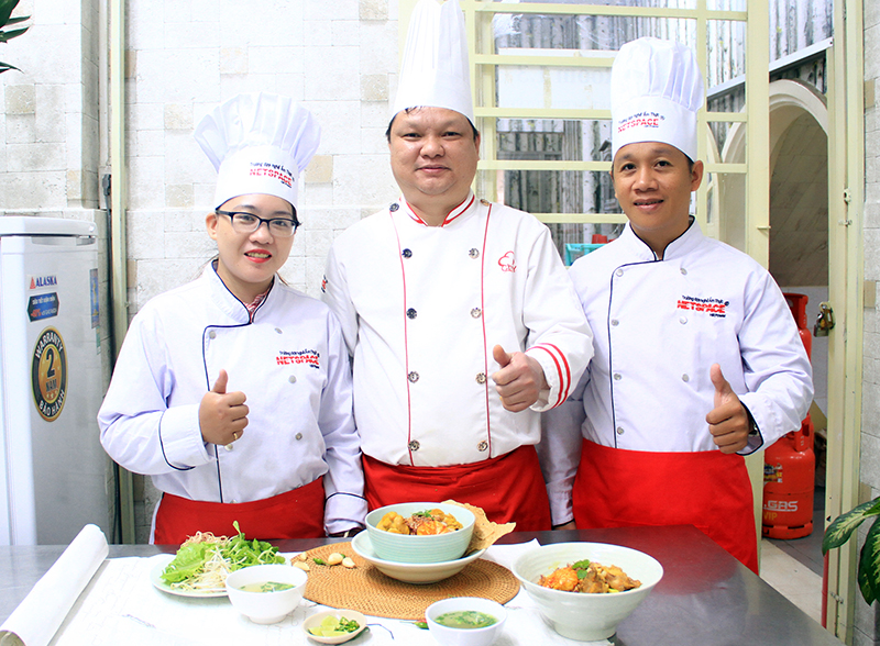 Chị Hương học nấu mì Quảng để mở quán tại Quy Nhơn