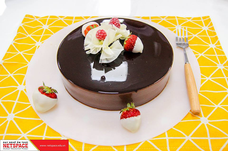 Học viên lớp Bếp Netspace Hà Nội thích thú học làm bánh Chocolate Mousse