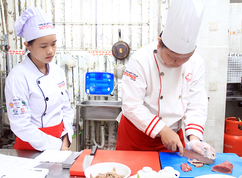 Vợ chồng chị Trinh học nấu Bún bò Huế để mở quán tại Đồng Nai
