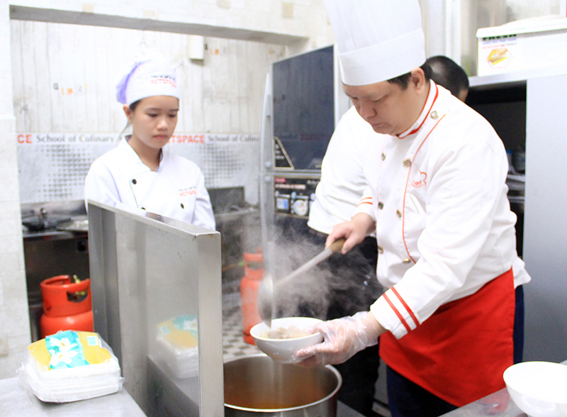 Vợ chồng chị Trinh học nấu Bún bò Huế để mở quán tại Đồng Nai