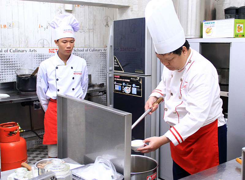 Anh Kim Chey Peng học nấu Phở để mở quán tại Campuchia