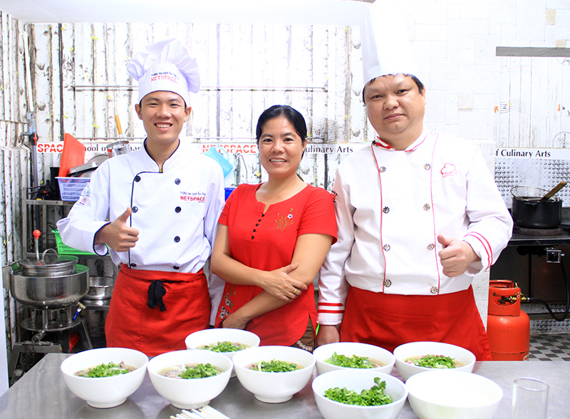 Anh Kim Chey Peng học nấu Phở để mở quán tại Campuchia