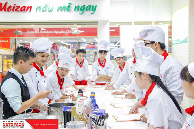 Học viên Bếp Netspace Hà Nội trải nghiệm nghề Pha chế
