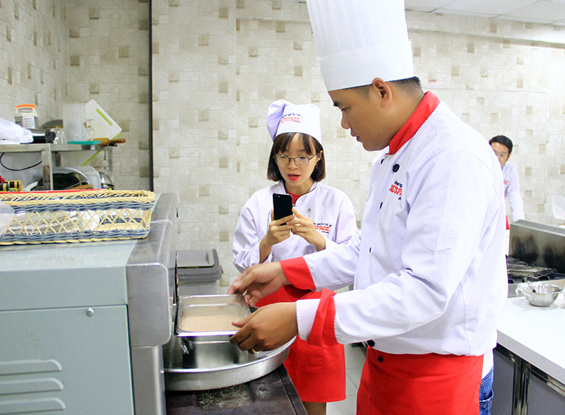 Chị Thanh Hải học làm Bánh mì Việt để kinh doanh tại Úc
