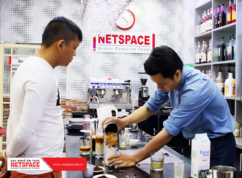 Anh Chhun KirivaTharo học pha chế đồ uống để kinh doanh tại Campuchia