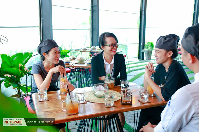 3 cựu Học viên Bếp Việt làm việc tại Nhà hàng Nơm Bistro – Khu biệt thự Đảo Xanh