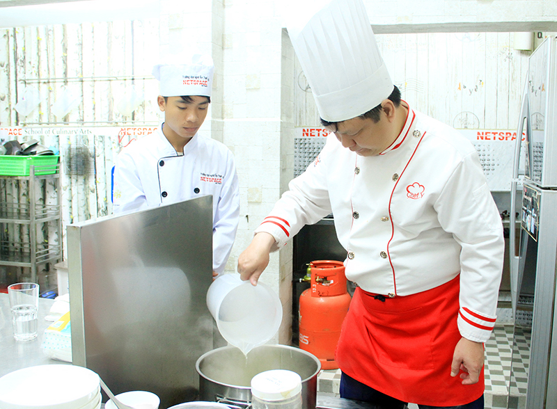 Anh Quang học nấu Phở để mở quán tại Hà Tĩnh