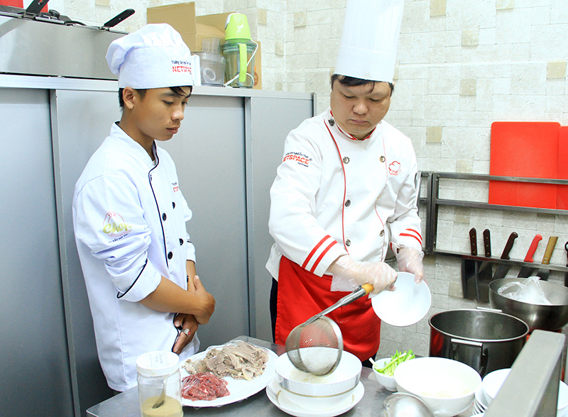Anh Quang học nấu Phở để mở quán tại Hà Tĩnh