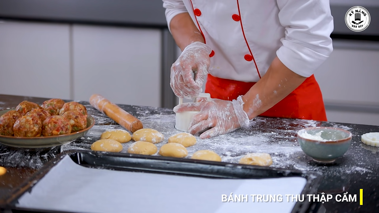 Cách làm Bánh Trung Thu Thập Cẩm nướng ngon và dễ thực hiện