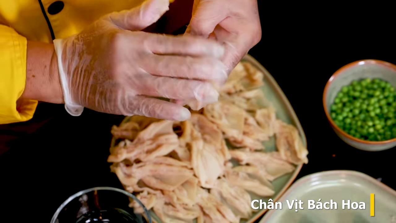 Cách làm Chân Vịt rút xương nhồi thịt cá thác lác kiểu Hoa cực ngon và hấp dẫn